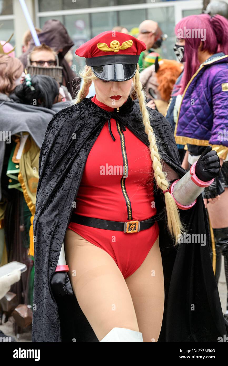 Cosplayer donna M. Bison alla Parade of Wonders, segna l'inizio del weekend del Calgary Expo Comic con. Alberta, Canada Foto Stock