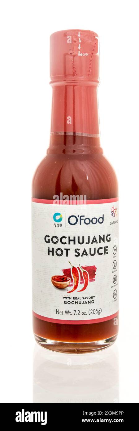 Winneconne, WISCONSIN - 27 aprile 2024: Una bottiglia di o food salsa calda Gochujang su uno sfondo isolato. Foto Stock
