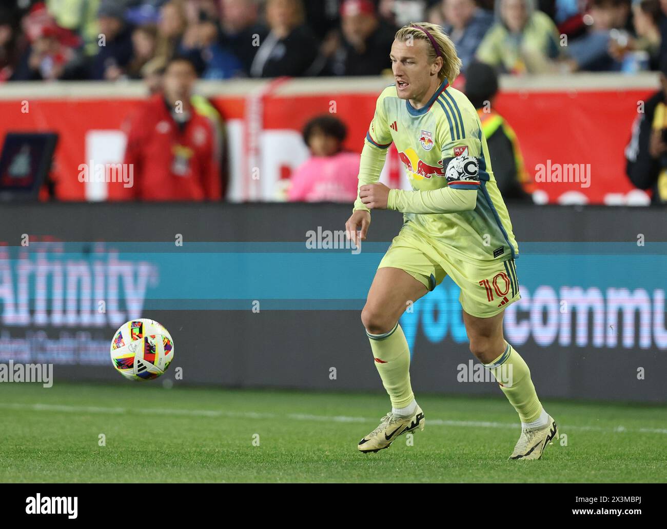 Harrison, New Jersey, Stati Uniti. 27 aprile 2024. Emil Forsberg, centrocampista dei New York Red Bulls (10) durante una partita della MSL tra i Vancouver Whitecaps FC e i New York Red Bulls alla Red Bull Arena di Harrison, New Jersey Mike Langish/CSM/Alamy Live News Foto Stock