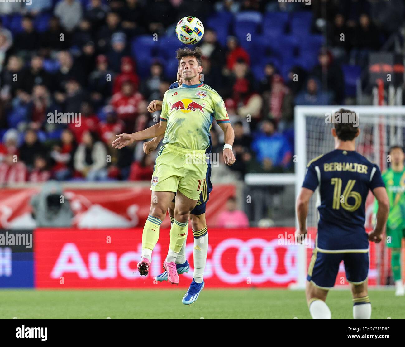 Harrison, New Jersey, Stati Uniti. 27 aprile 2024. L'attaccante dei New York Red Bulls Dante Vanzeir (13) dirige la palla durante una partita della MSL tra i Vancouver Whitecaps FC e i New York Red Bulls alla Red Bull Arena di Harrison, New Jersey Mike Langish/CSM/Alamy Live News Foto Stock
