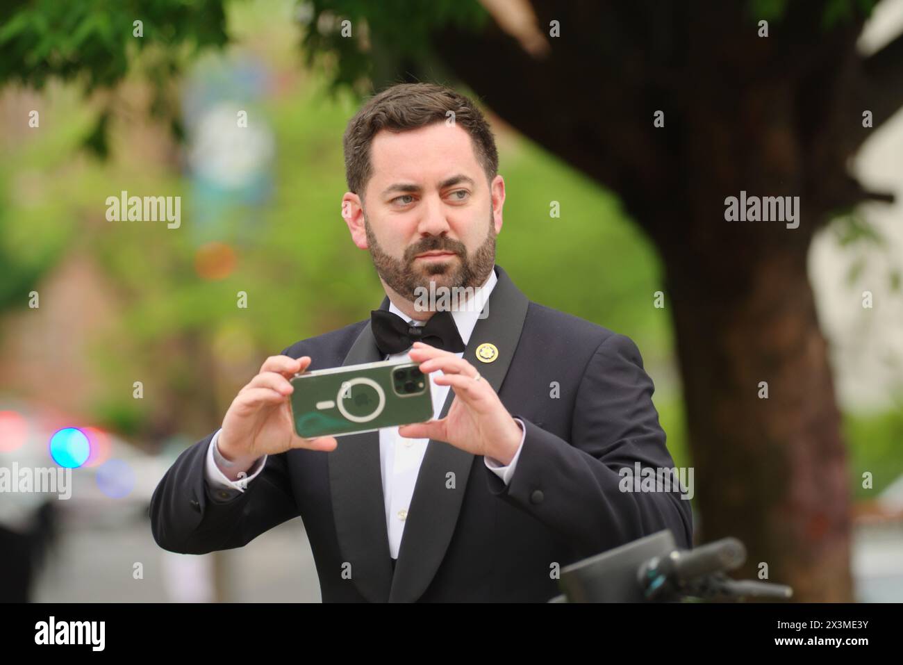 Washington, DC, USA. 27 aprile 2024. Il Rep. Statunitense Mike Lawler (R-NJ) scatta una foto di manifestanti fuori dal Washington Hilton prima della cena annuale per corrispondenza della Casa Bianca. Crediti: Philip Yabut/Alamy Live News Foto Stock