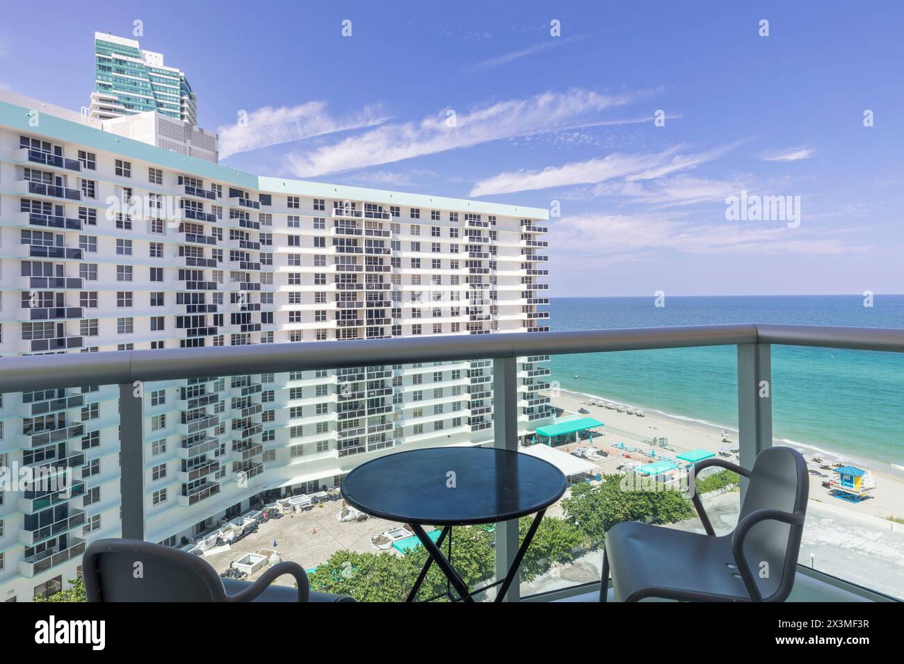 Balcone con vista sull'edificio residenziale e sull'oceano, Hollywood, Florida, Stati Uniti Foto Stock