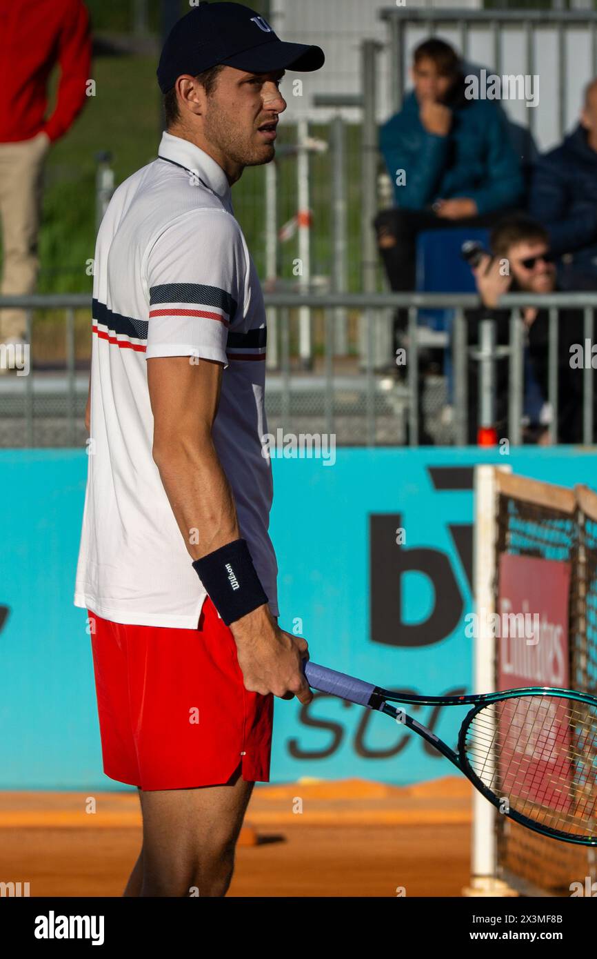 Madrid, Spagna. 27 aprile 2024. Il tennista cileno Nicolas Jarry gioca contro l'italiano Flavio Cobolli (non nella foto) durante una partita di tennis alla Caja Magica di Madrid. Il tennista cileno Nicolás Jarry è caduto contro l'italiano Flavio Cobolli nel Madrid Masters 1000 con partizioni di 6-3, 3-6 e 6-3. (Foto di David Canales/SOPA Images/Sipa USA) credito: SIPA USA/Alamy Live News Foto Stock