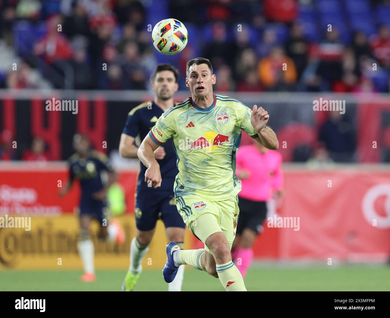 Harrison, New Jersey, Stati Uniti. 27 aprile 2024. Il difensore dei New York Red Bulls Sean Nealis (15) insegue il pallone durante una partita della MSL tra i Vancouver Whitecaps FC e i New York Red Bulls alla Red Bull Arena di Harrison, New Jersey Mike Langish/CSM/Alamy Live News Foto Stock