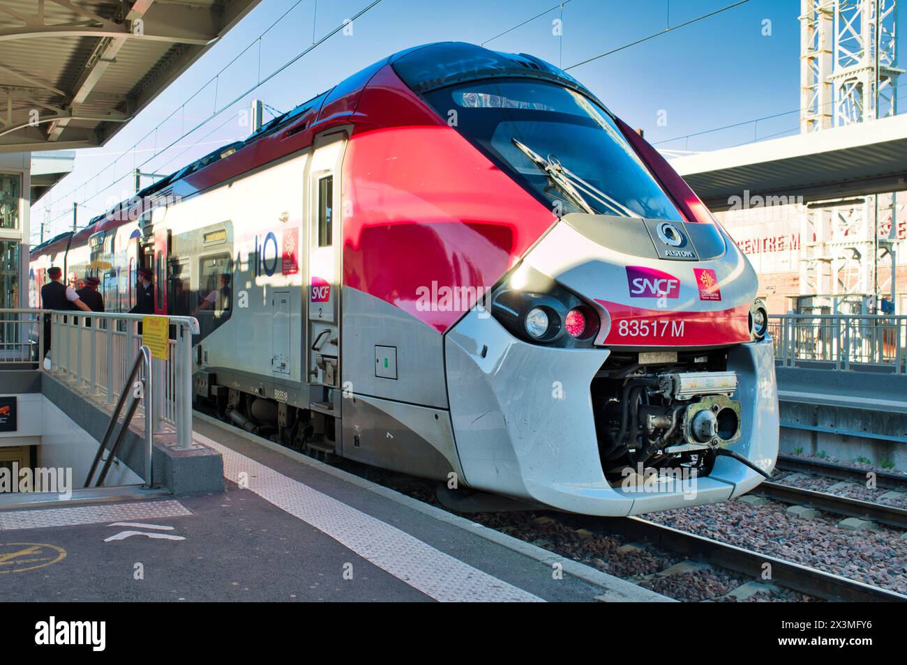 03.13.24 Tolosa Francia. Un treno ferroviario passeggeri SNCF e un motore accanto a una piattaforma. Meccanismo di accoppiamento. Faro. Logo e livrea dell'azienda. Statio Foto Stock