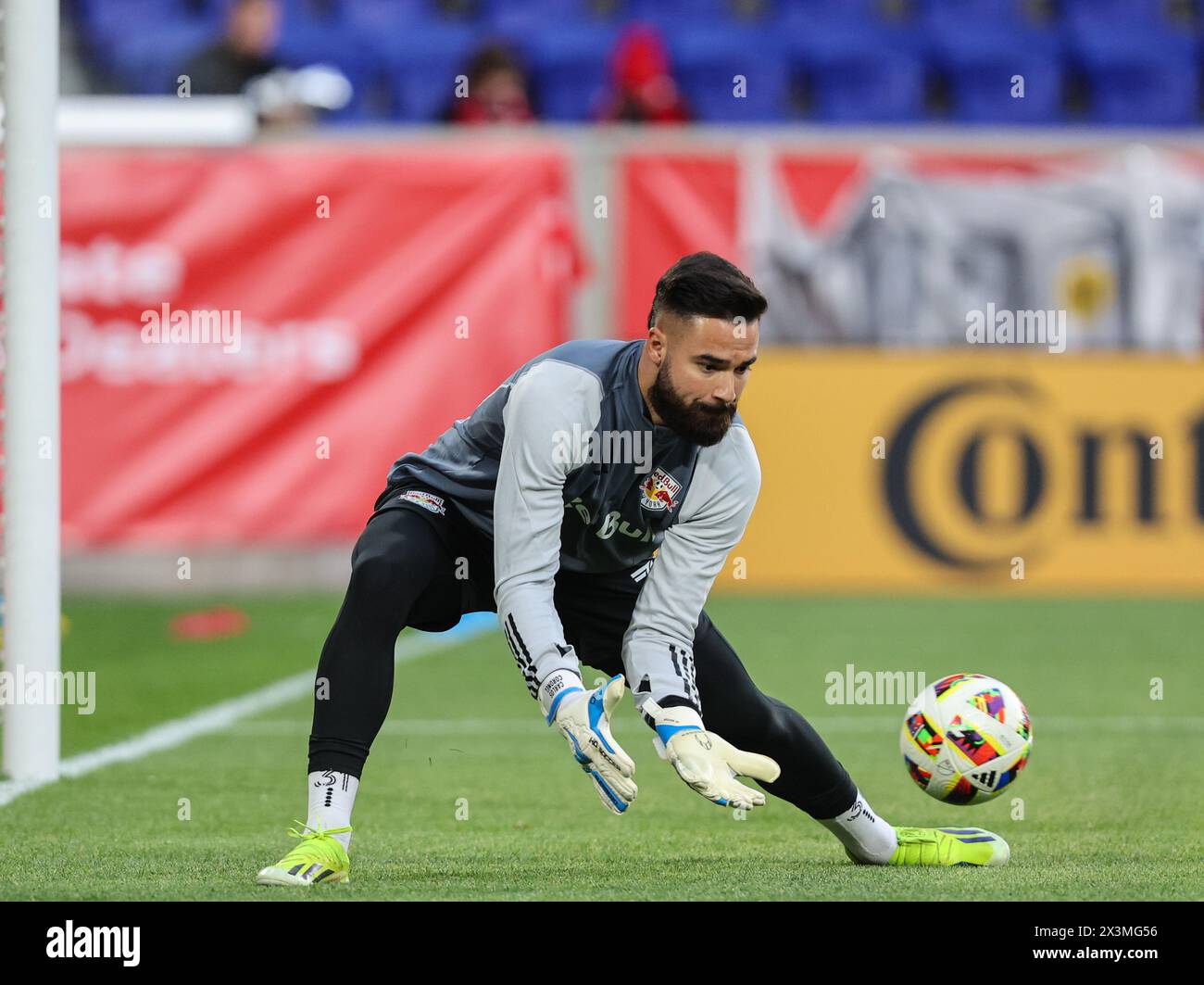 Harrison, New Jersey, Stati Uniti. 27 aprile 2024. Il portiere dei New York Red Bulls Carlos Miguel Coronel (31) si scalda prima di una partita della MSL tra i Vancouver Whitecaps FC e i New York Red Bulls alla Red Bull Arena di Harrison, New Jersey Mike Langish/CSM/Alamy Live News Foto Stock