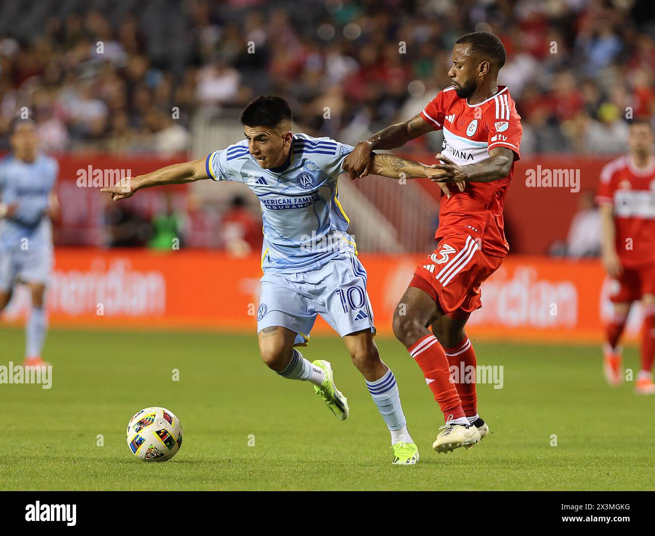 Chicago, USA, 26 aprile 2024. Thiago Almada (10) dell'Atlanta United FC combatte per il pallone contro Kellyn Acosta (23) del Chicago Fire FC al Soldier Field di Chicago, Illinois, USA. Crediti: Tony Gadomski / All Sport Imaging / Alamy Live News Foto Stock