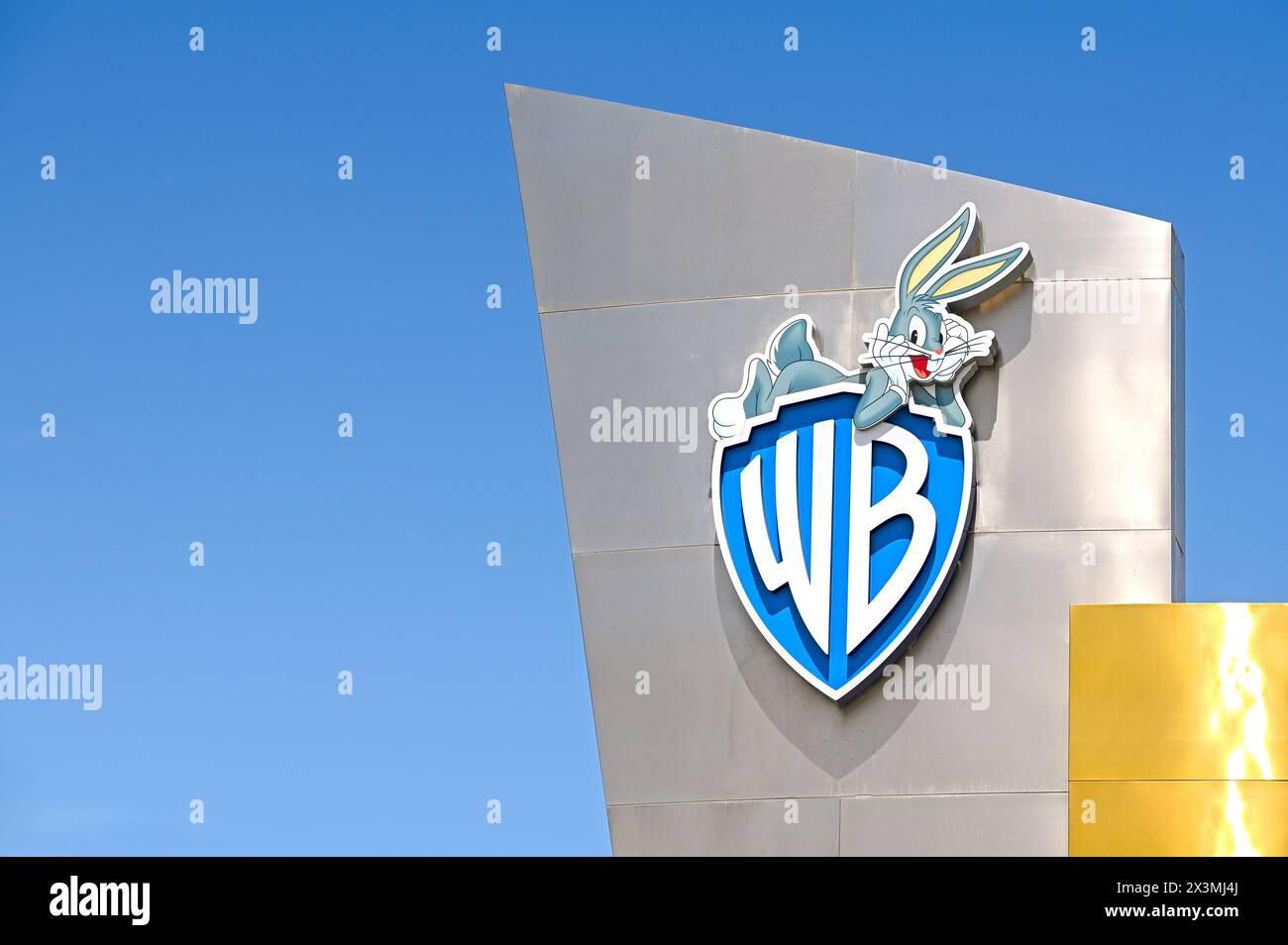 ABU DHABI - Mar 29: Logotipo della Warner Bros con Bugs Bunny di fronte all'ingresso al parco a tema WB World di Abu Dhabi il 29 marzo. 2024 in United Foto Stock