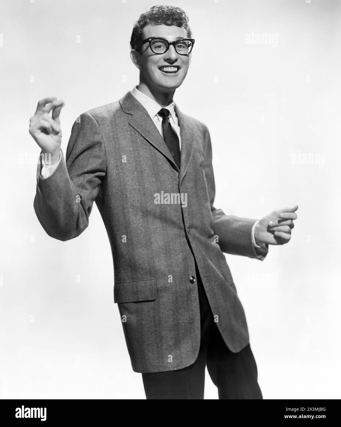 Buddy Holly, pioniere del rock and roll americano nel 1957. Holly morì a 22 anni in un tragico incidente aereo nel 1959, insieme ai musicisti Richie Valens e J. P. Richardson (The Big Bopper), e al pilota Roger Peterson. (USA) Foto Stock