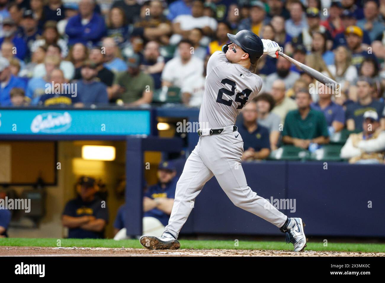 Milwaukee, WISCONSIN, Stati Uniti. 27 aprile 2024. L'esterno dei New York Yankees Alex Verdugo (24) colpisce una mosca sacrificale durante la partita tra i Milwaukee Brewers e i New York Yankees all'American Family Field di Milwaukee, WISCONSIN. Darren Lee/CSM/Alamy Live News Foto Stock