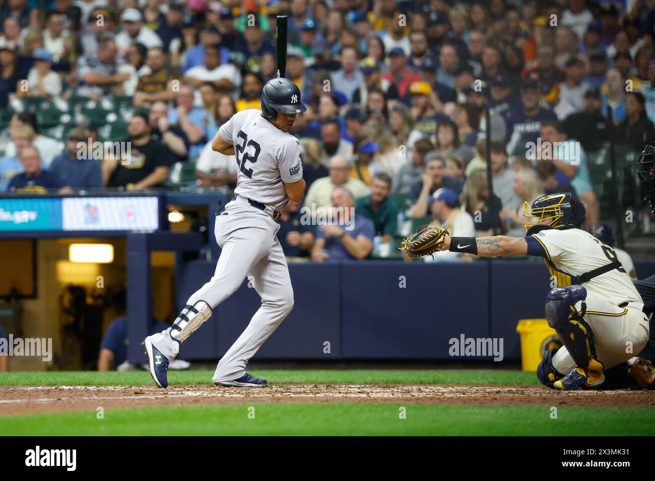 Milwaukee, WISCONSIN, Stati Uniti. 27 aprile 2024. L'esterno dei New York Yankees Juan Soto (22) si allontana da un campo interno durante la partita tra i Milwaukee Brewers e i New York Yankees all'American Family Field di Milwaukee, WISCONSIN. Darren Lee/CSM/Alamy Live News Foto Stock