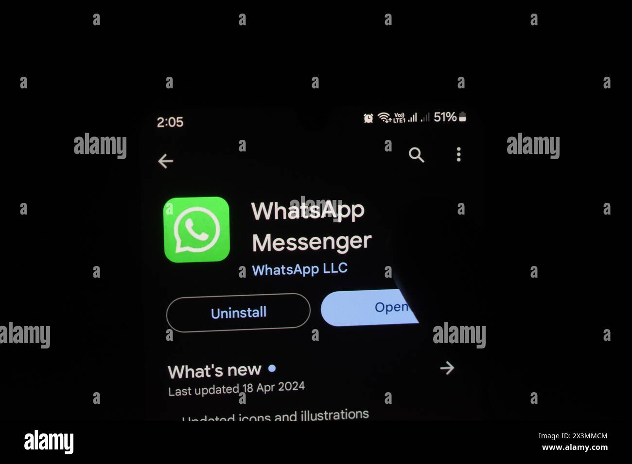 Srinagar, Kashmir, India. 27 aprile 2024. WhatsApp viene visualizzato su un telefono cellulare. Nessun compromesso sulla privacy, WhatsApp ha presentato una risposta all'alta Corte di Delhi ha mantenuto la sua posizione sulla crittografia, afferma che uscirà dall'India se gli viene chiesto di romperla. (Immagine di credito: © Firdous Nazir/eyepix via ZUMA Press Wire) SOLO PER USO EDITORIALE! Non per USO commerciale! Foto Stock