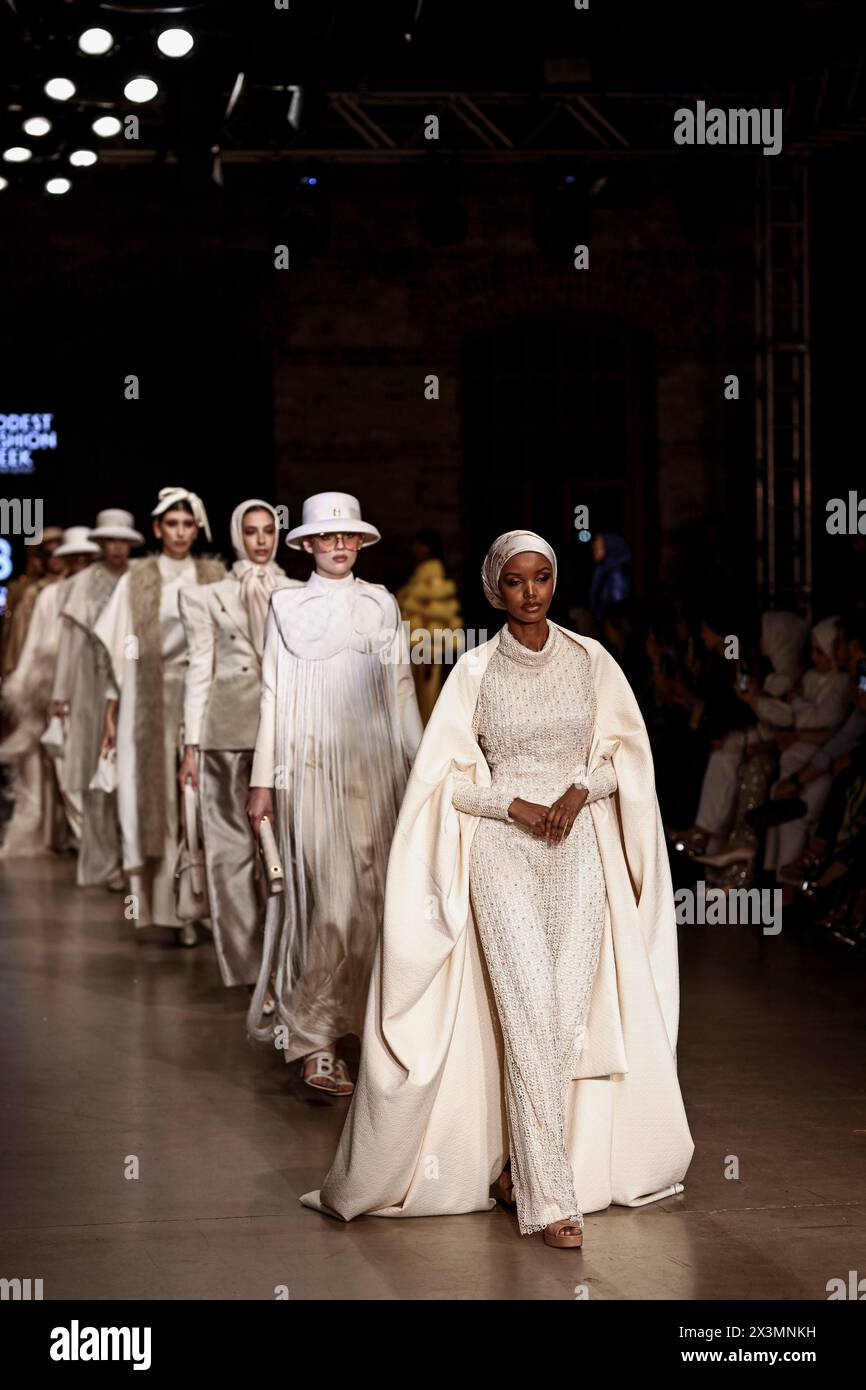 Istanbul, Turchia. 26 aprile 2024. Modelli con Halima Aden (davanti) visti camminare per la fuga di Buttonfoulard. Il secondo giorno della Modest Fashion Week 2024 di Istanbul, il marchio australiano Akkoia, l'egiziano MRGD e i Buttonfoulves indonesiani hanno presentato le loro collezioni nell'ultima sfilata esclusiva di Istanbul Modest Fashion Week 2024 alla Fisekhane Gallery di Istanbul. Credito: SOPA Images Limited/Alamy Live News Foto Stock