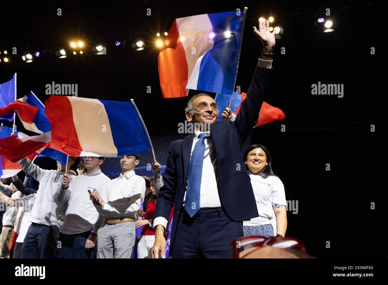 Lille, Francia. 27 aprile 2024. Presidente del partito francese di estrema destra "Reconquete!” Eric Zemmour si rivolge ai sostenitori durante un incontro, in vista delle imminenti elezioni del parlamento europeo di giugno, a Lille, nel nord della Francia, il 27 aprile 2024. Le elezioni del Parlamento europeo si terranno dal 6 al 9 giugno 2024. Foto di Sebastien Courdji/ABACAPRESS.COM credito: Abaca Press/Alamy Live News Foto Stock