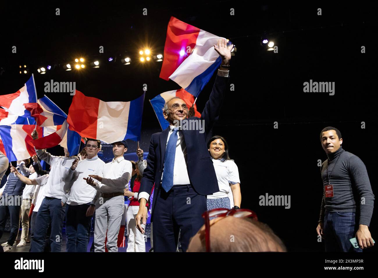 Lille, Francia. 27 aprile 2024. Presidente del partito francese di estrema destra "Reconquete!” Eric Zemmour si rivolge ai sostenitori durante un incontro, in vista delle imminenti elezioni del parlamento europeo di giugno, a Lille, nel nord della Francia, il 27 aprile 2024. Le elezioni del Parlamento europeo si terranno dal 6 al 9 giugno 2024. Foto di Sebastien Courdji/ABACAPRESS.COM credito: Abaca Press/Alamy Live News Foto Stock