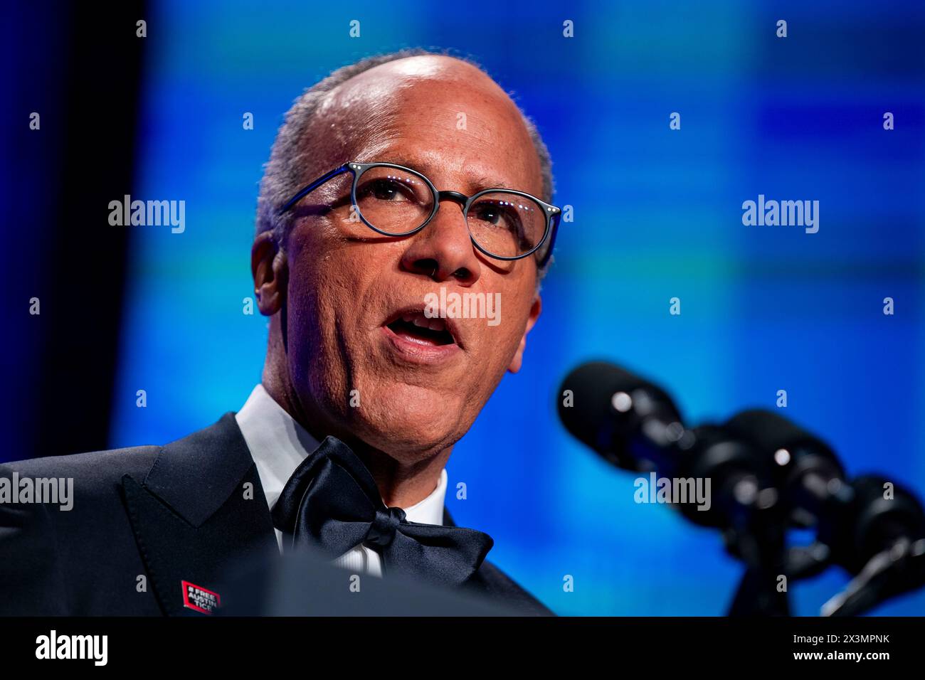 Il giornalista Lester Holt parla durante la cena della White House Correspondents' Association presso il Washington Hilton di Washington, DC, sabato 27 aprile 2024. Credito: Bonnie Cash/Pool tramite CNP/MediaPunch Foto Stock