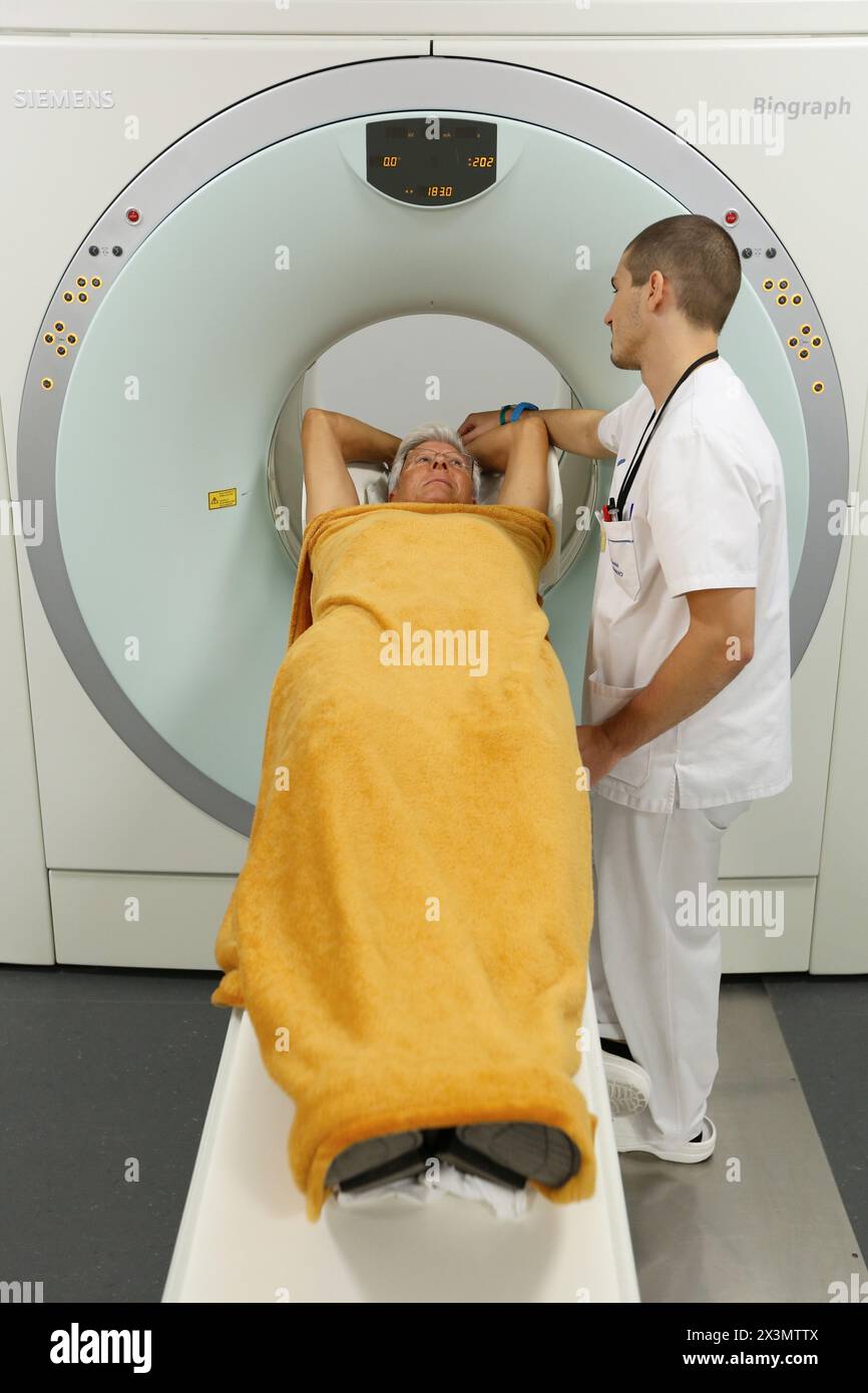 PET-CT Siemens Biograph, apparato combinato per tomografia a emissione di positroni tomografia computerizzata a raggi X e PET TC, medicina nucleare, Onkologikoa Hospi Foto Stock