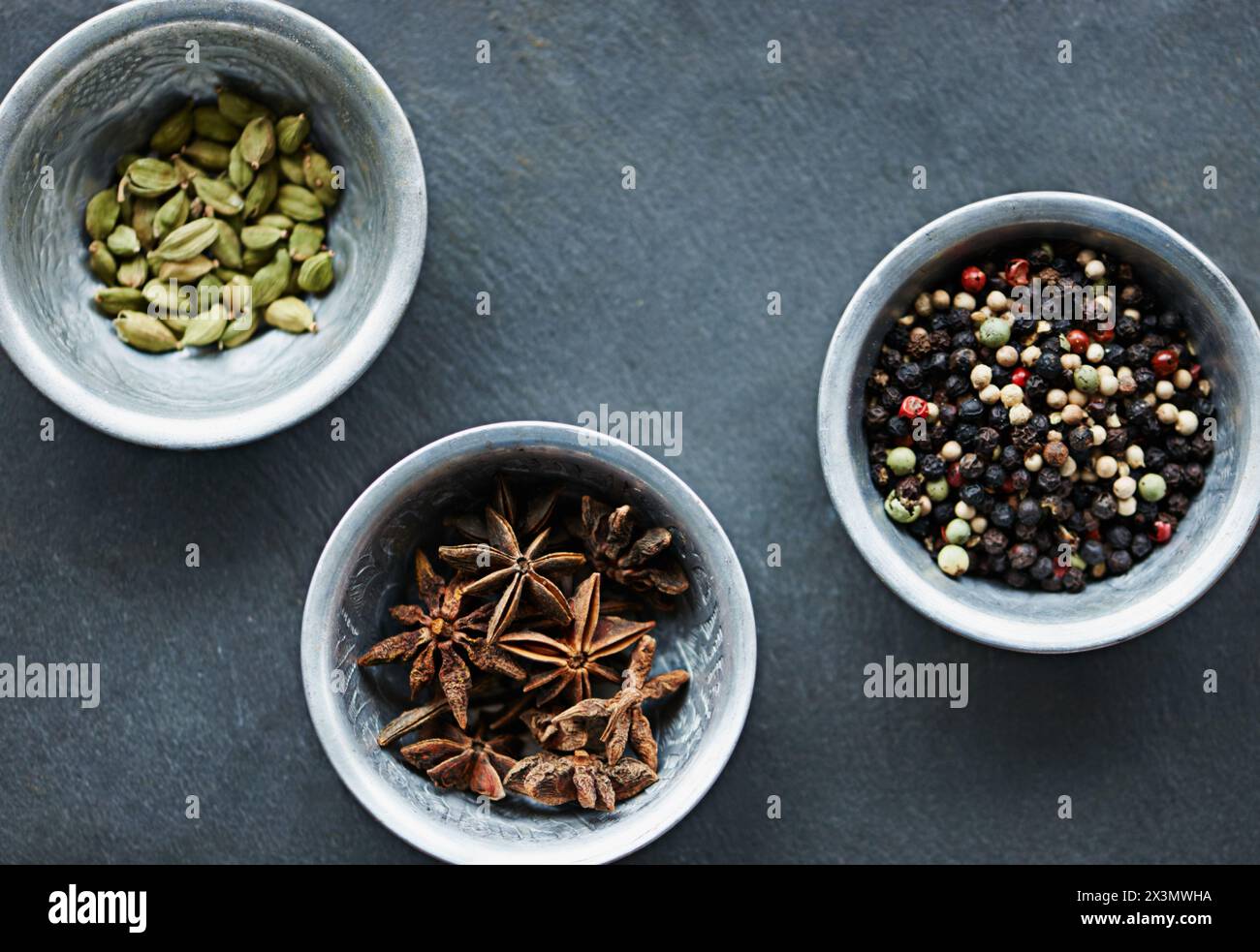 Cibo, ingredienti e spezie nella ciotola a bordo per cucinare cucina indiana, pasto e pranzo. Gusto, cucina e condimento per cene gourmet con Foto Stock