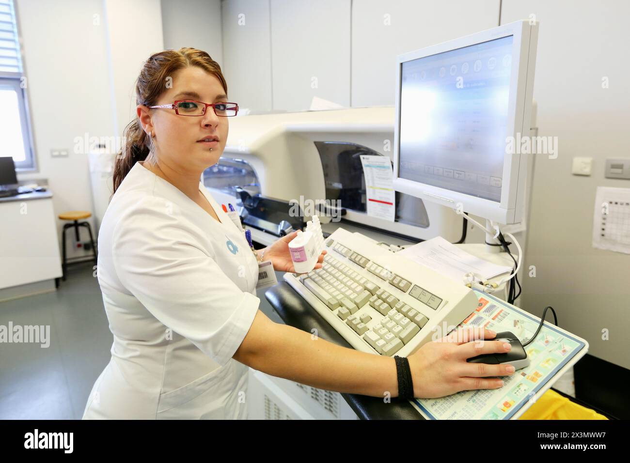 UniCel DxC 600i Synchron Access Clinical Systems, progettato per il laboratorio con analisi di volumi moderati, combina test chimici e immunodosaggi Foto Stock