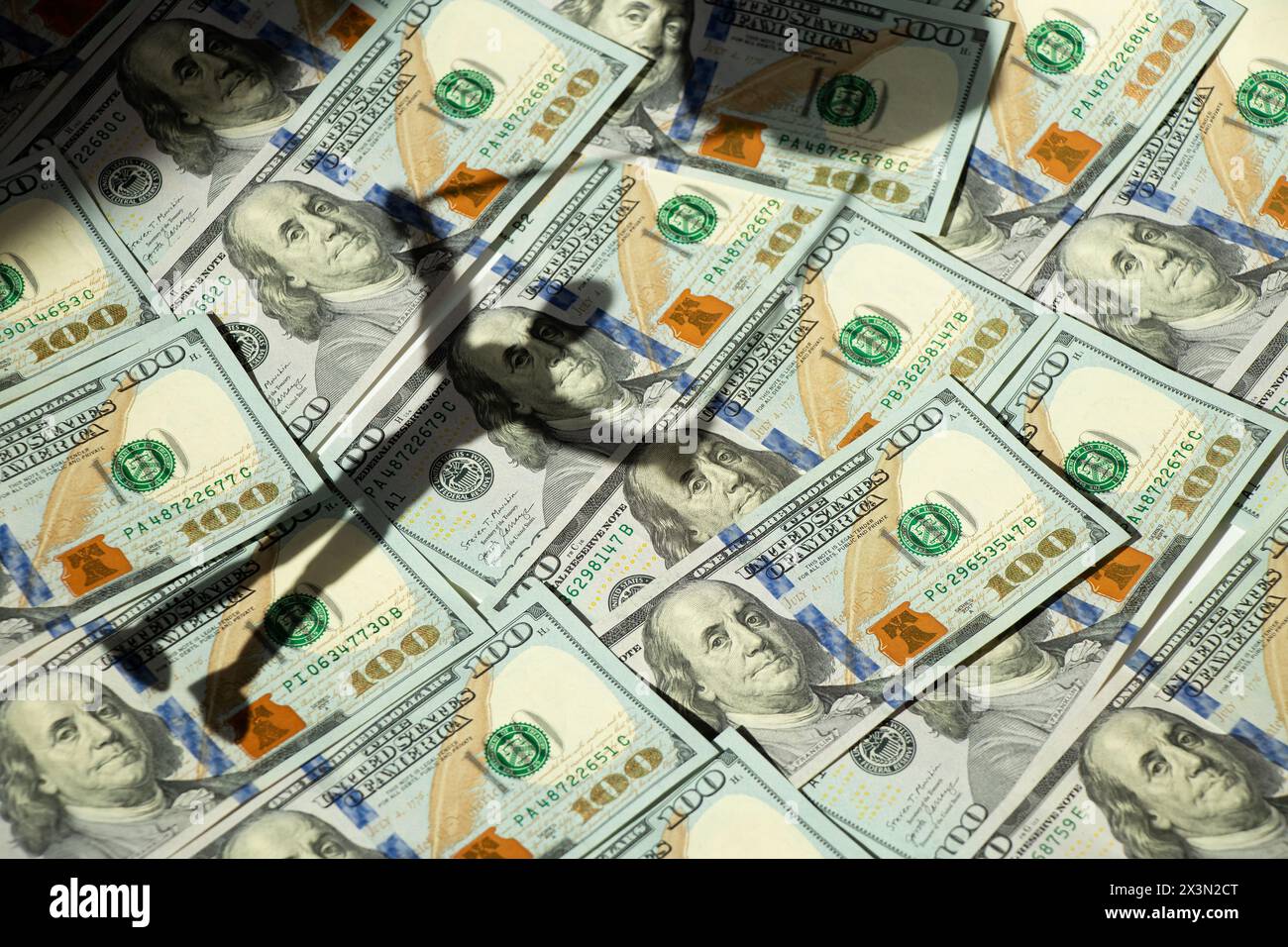 Una bambola di legno su una corda che sembra un'ombra su un dollaro, manipolando le persone con i soldi Foto Stock