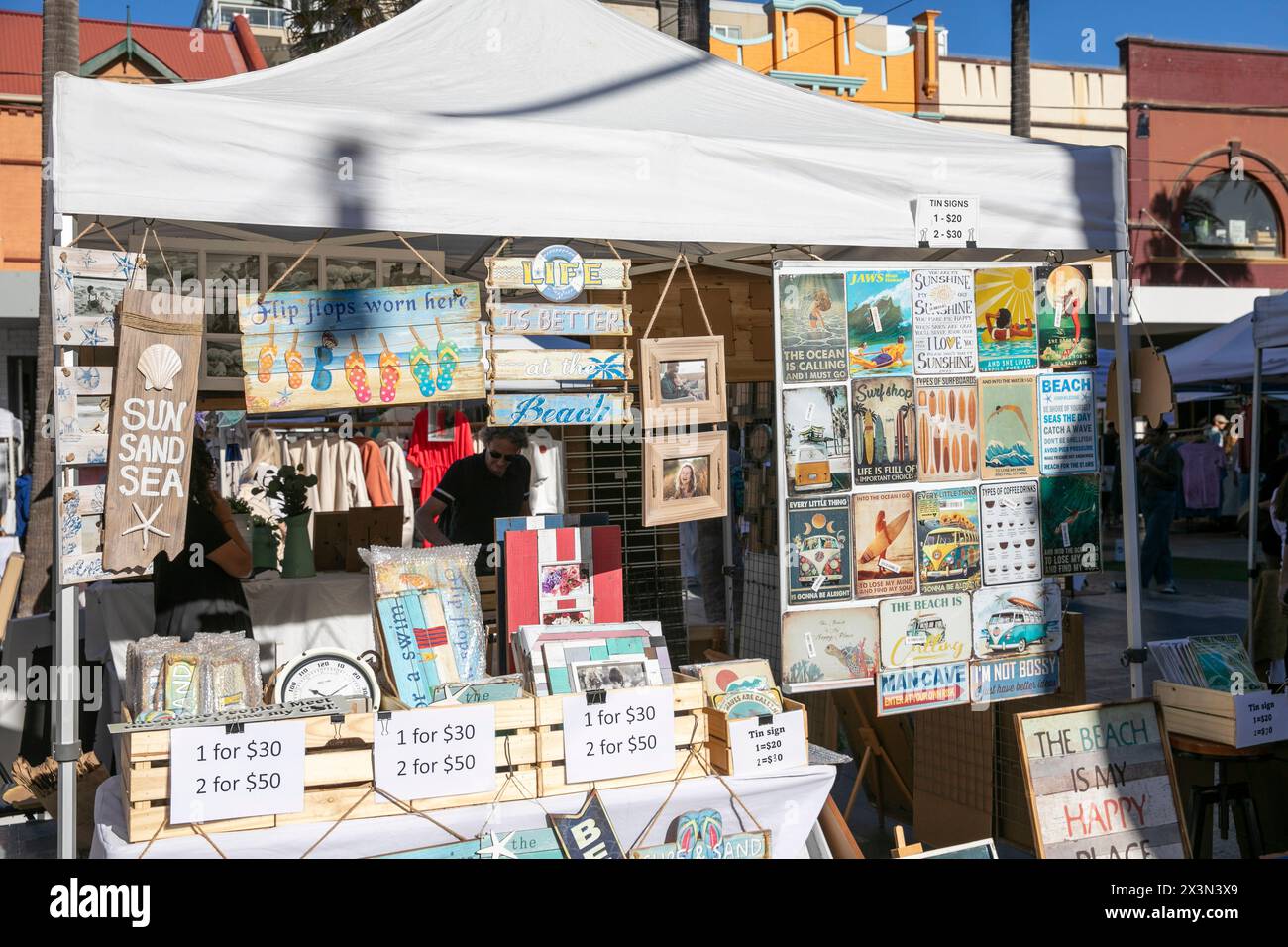 Cartelli da spiaggia in legno e metallo in vendita presso una bancarella di Manly Beach, Sydney, NSW, Australia Foto Stock