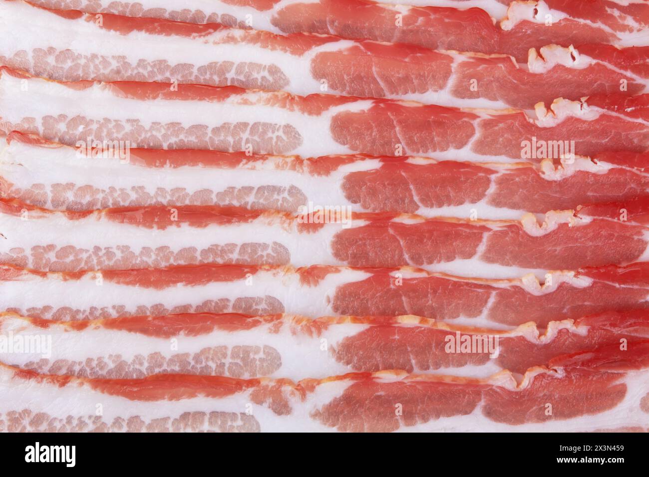 Fette fresche di bacon grezze come sfondo Foto Stock