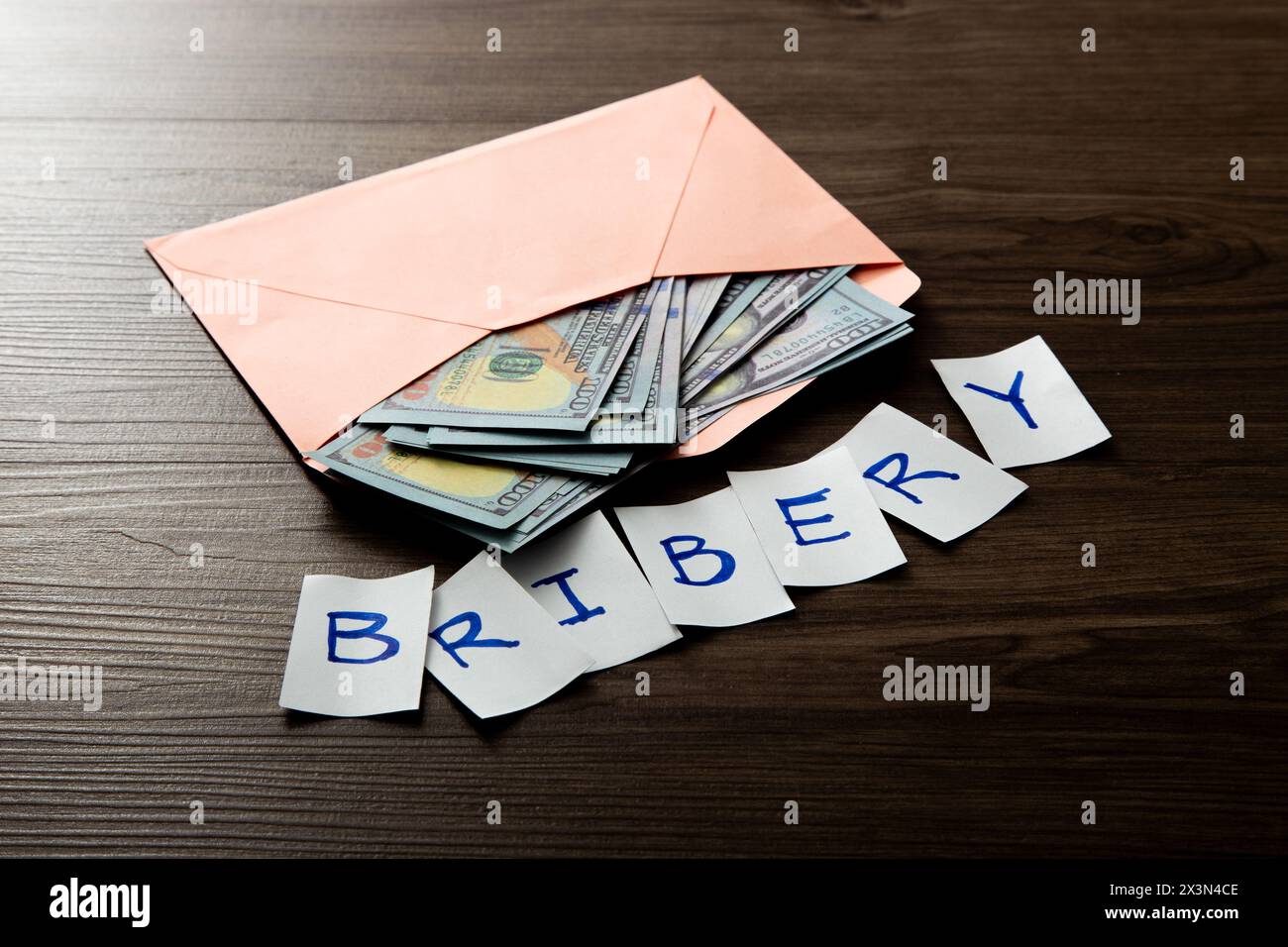 Soldi e parole di Bribery. Concetto di corruzione Foto Stock