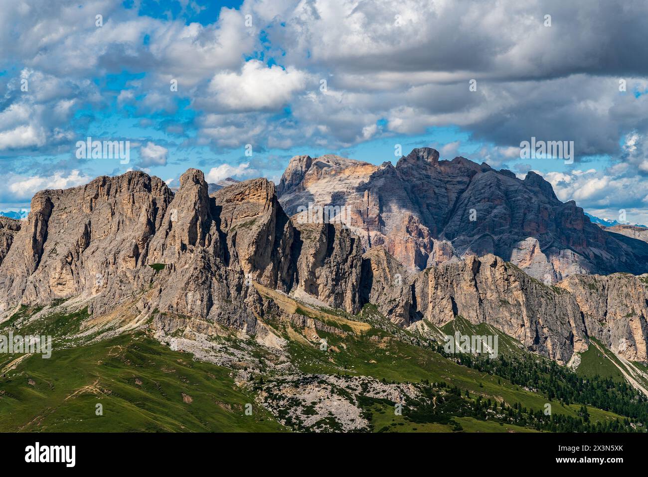 Vista di Setsas, Conturines e poche altre vette dal col di Lana nelle Dolomiti Foto Stock