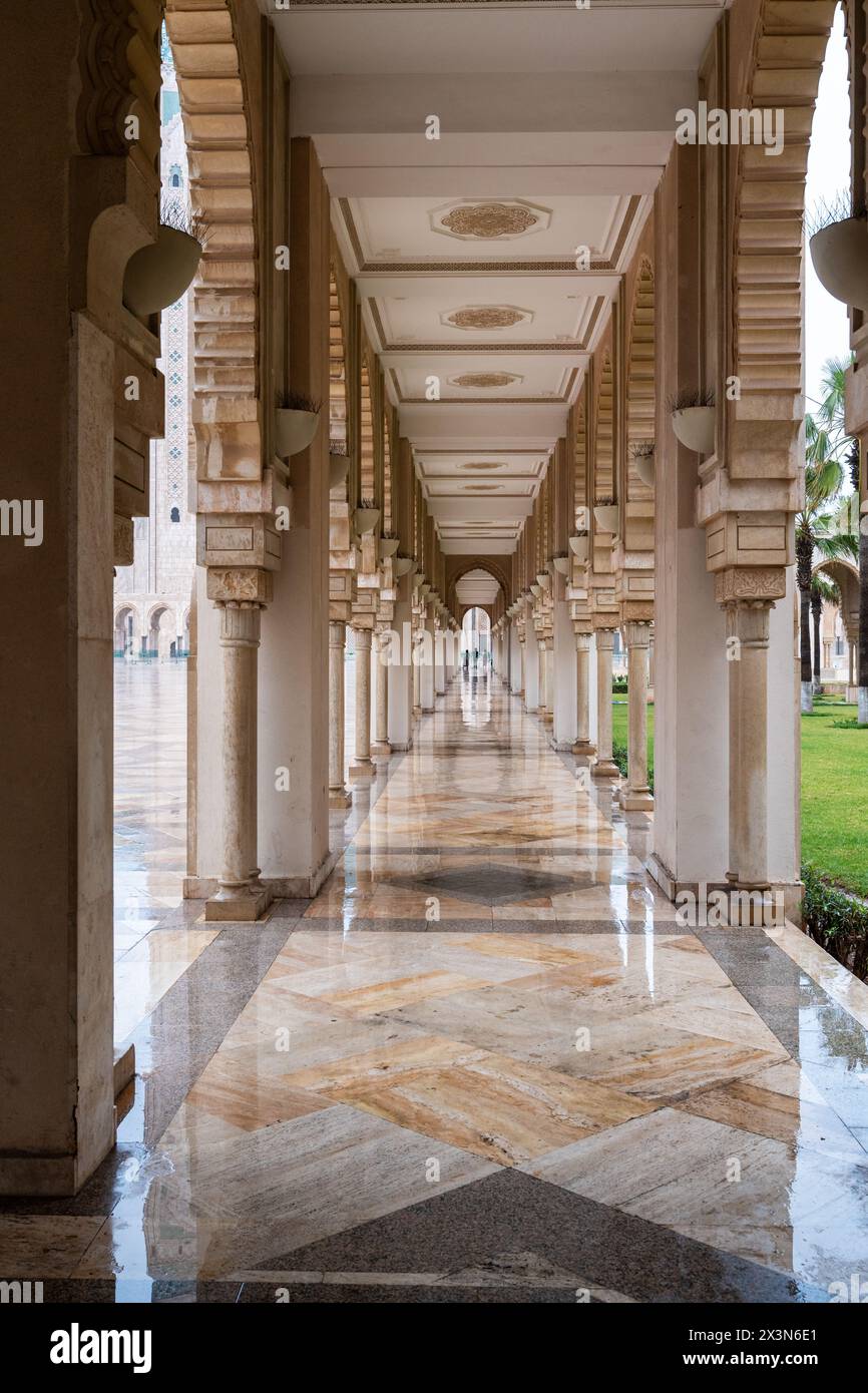 Casablanca, Marocco - 25 marzo 2024: Le persone visitano la famosa seconda moschea di Hassan durante una giornata di pioggia Foto Stock