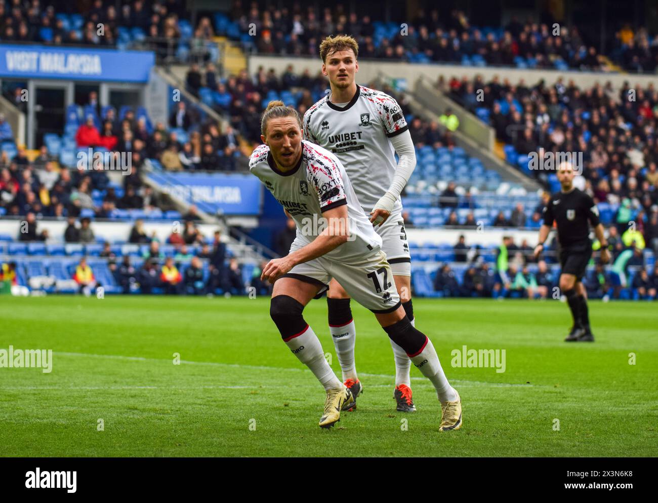 Il giocatore del Middlesbrough FC, Luke Ayling, va avanti per il pallone, con Rav Van Den Berg dietro. Middlesbrough contro Cardiff. Cardiff City Stadium, Galles. Foto Stock Il giocatore del Middlesbrough FC, Luke Ayling, va avanti per il pallone, con Rav Van Den Berg dietro. Middlesbrough contro Cardiff. Cardiff City Stadium, Galles. Foto Stock