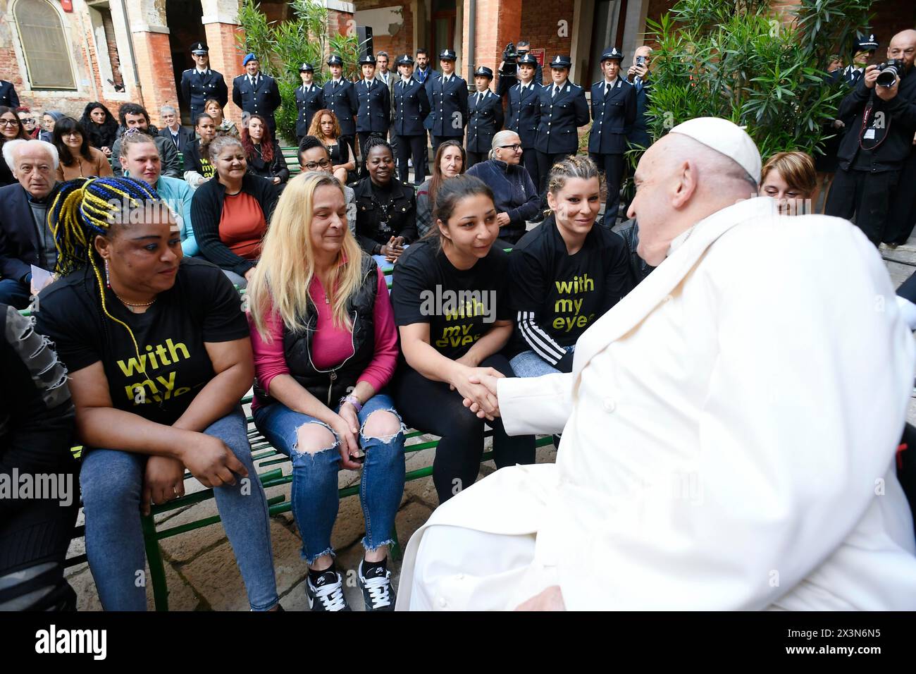 Venezia, Italia. 28 aprile 2024. **NO LIBRI** Italia, Venezia, 2024/4/28. Papa Francesco durante la sua visita pastorale a Venezia - incontro con le donne prigioniere nella prigione della Giudecca Fotografia di Vatican Media / Catholic Press Photo. LIMITATA AD USO EDITORIALE - DIVIETO DI MARKETING - NESSUNA CAMPAGNA PUBBLICITARIA. Credito: Agenzia fotografica indipendente/Alamy Live News Foto Stock