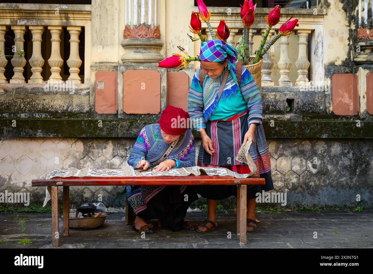 Donne Hmong di fiori al Palazzo dei Re Hmong (Vau Meo) a Bac ha, provincia di Lao Cai, Vietnam Foto Stock