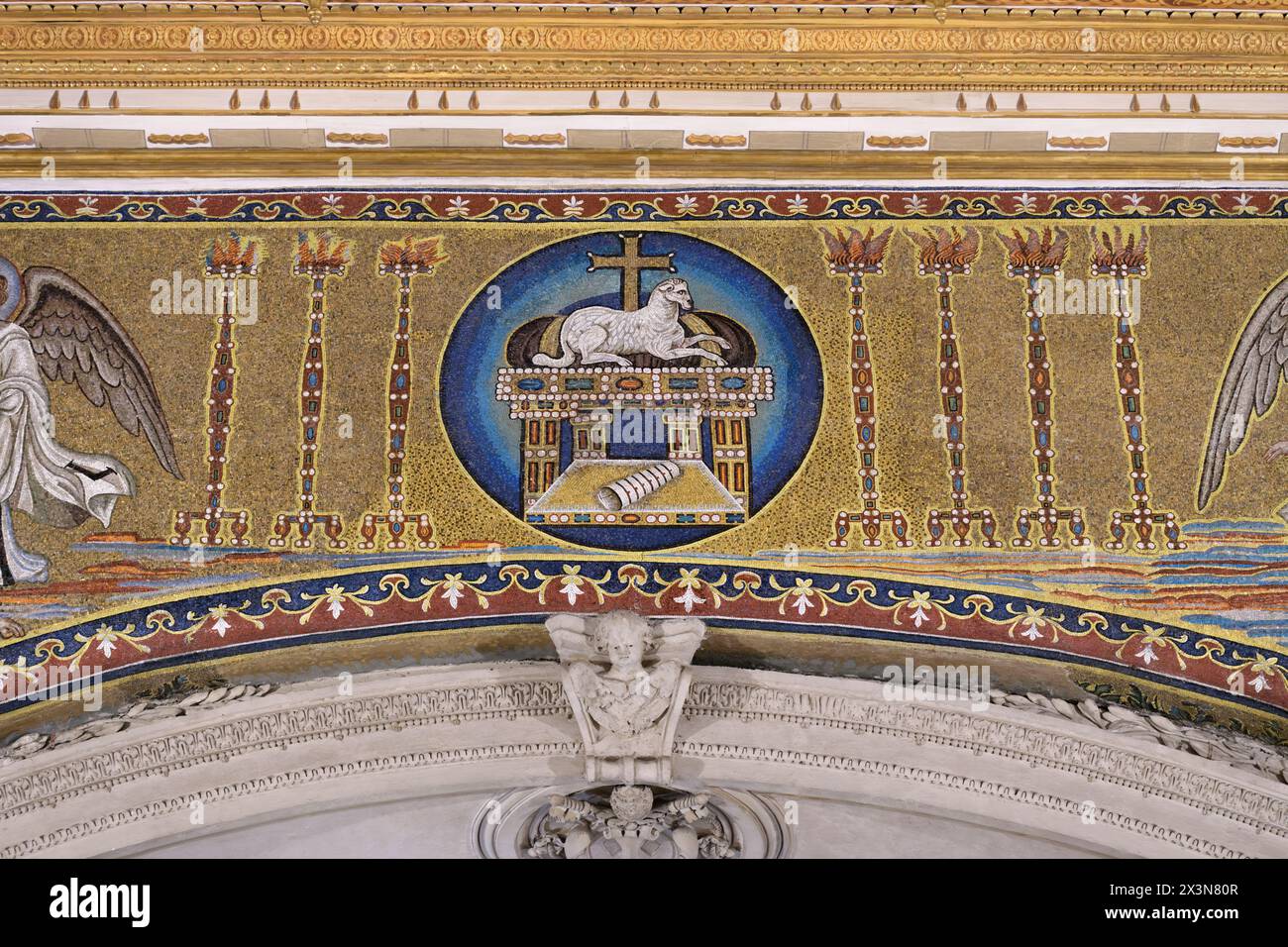 Agnus dei (Agnello di Dio) - dettaglio del mosaico dell'arco trionfale nella basilica di Cosma e Damiano (Santi Cosma e Damiano) a Roma, Italia Foto Stock