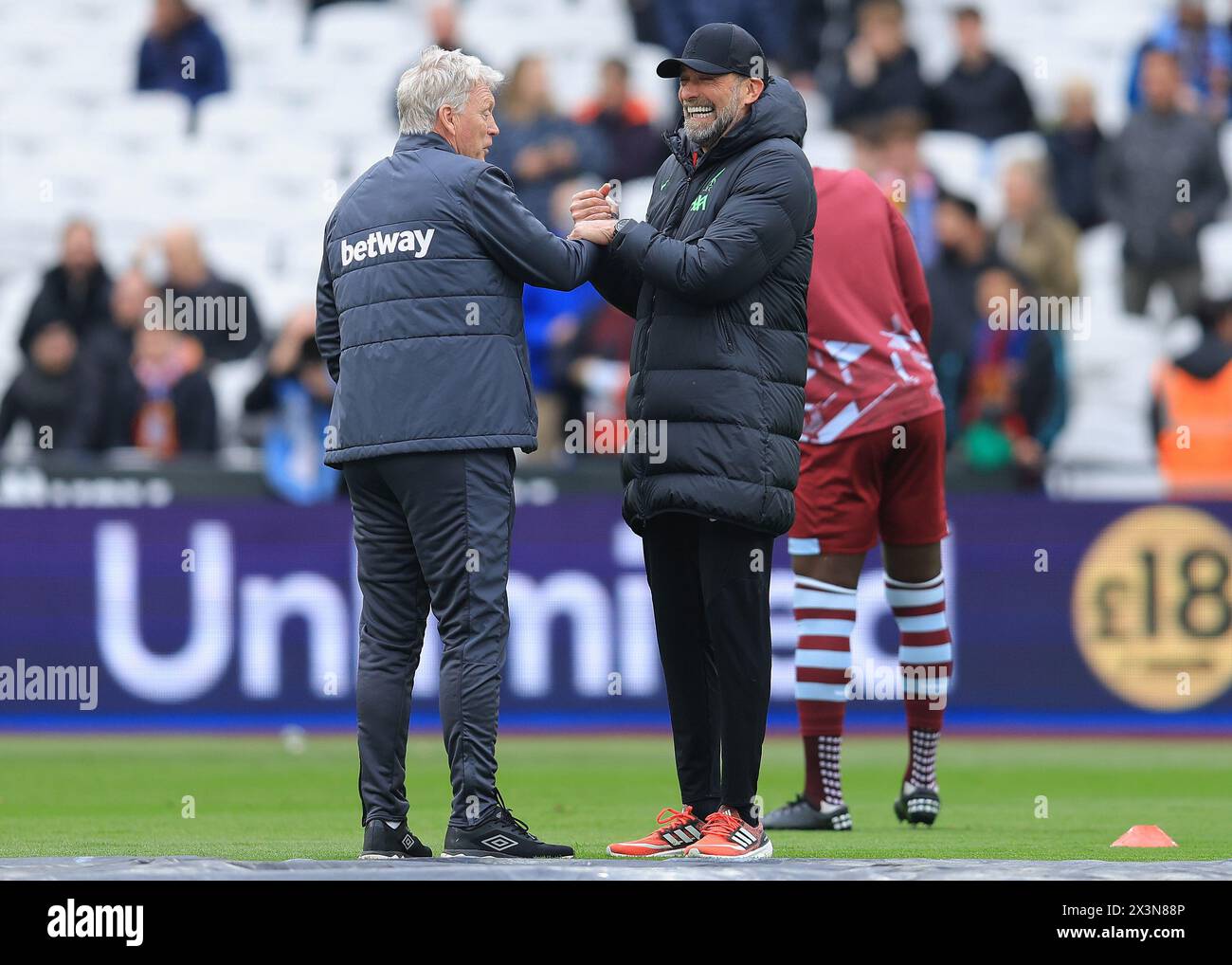 Londra, Regno Unito. 27 aprile 2024. David Moyes, manager del West Ham United e Jurgen Klopp, manager del Liverpool, stringono la mano durante il riscaldamento prima della partita di Premier League al London Stadium di Londra. Il credito per immagini dovrebbe essere: Paul Terry/Sportimage Credit: Sportimage Ltd/Alamy Live News Foto Stock