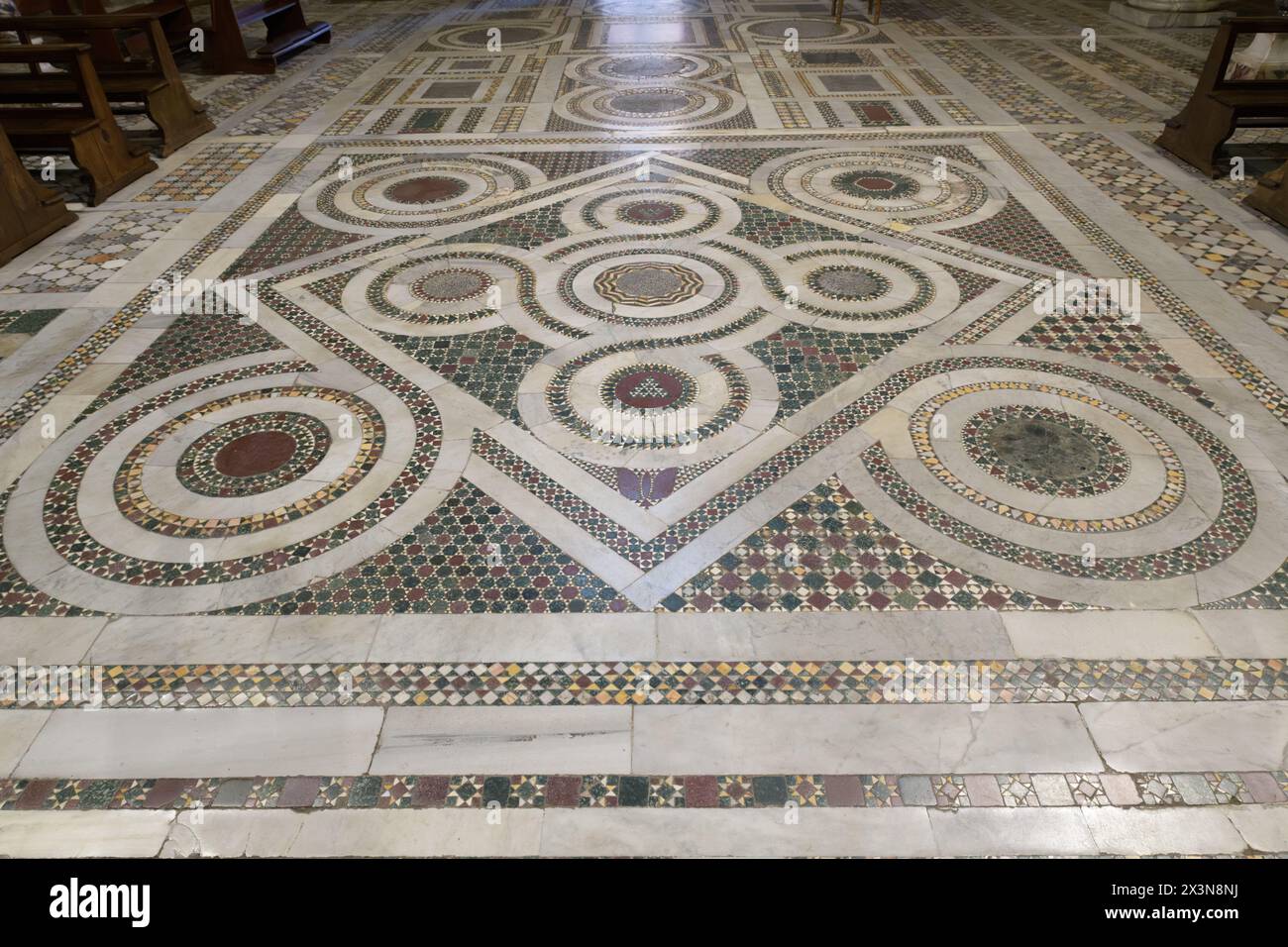 Decorazione di pavimenti Cosmatesque o Cosmati nella chiesa di San Crisogono a Roma, Italia Foto Stock