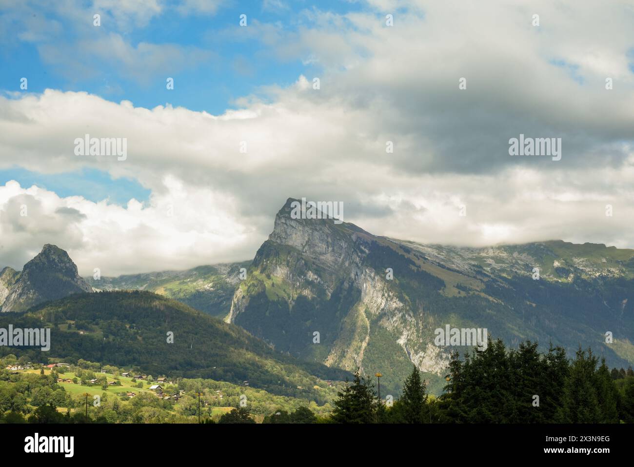 vista panoramica sulla splendida campagna montana delle alpi Foto Stock