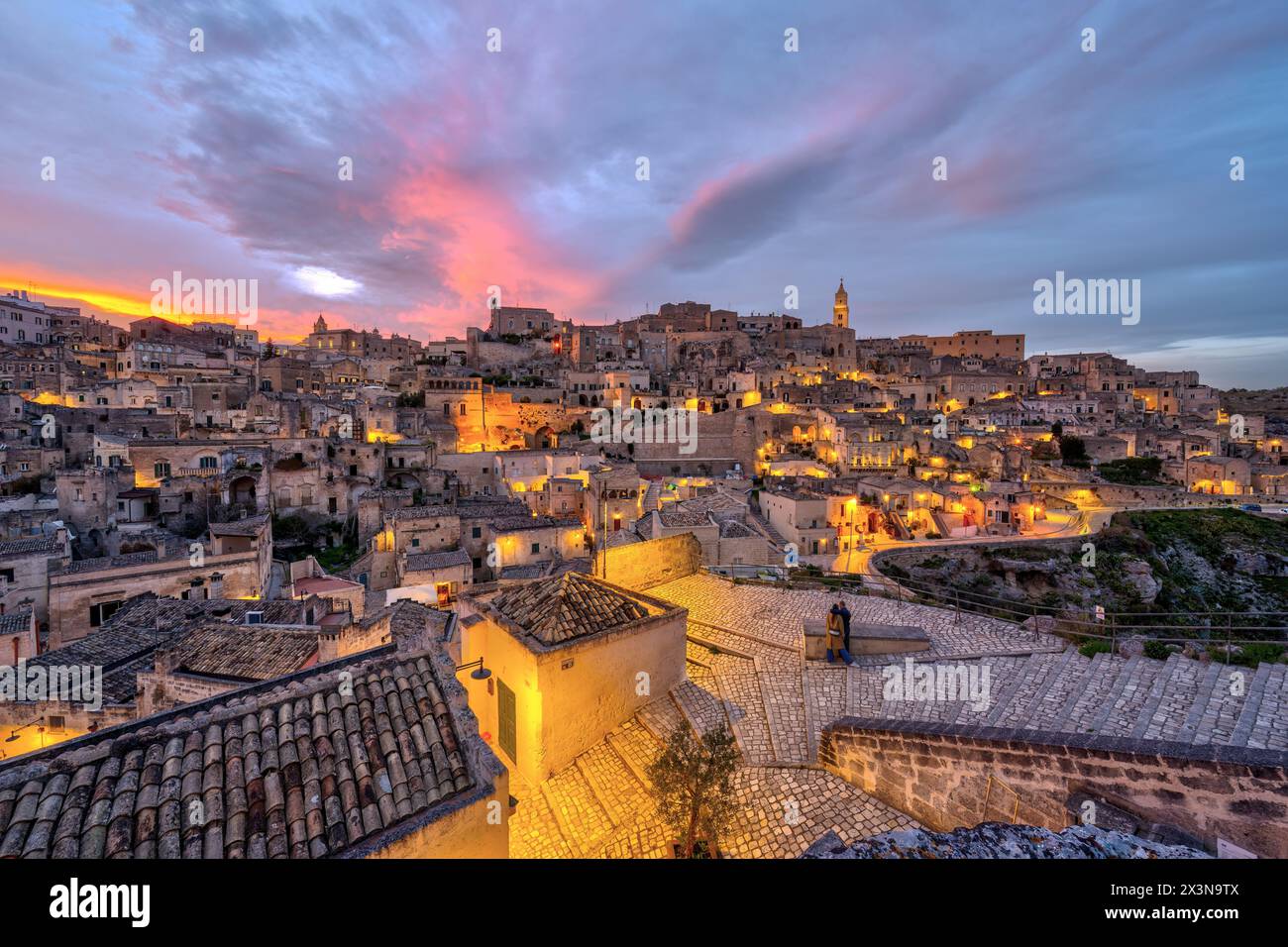 Il centro storico di Matera, nel sud Italia, dopo il tramonto Foto Stock