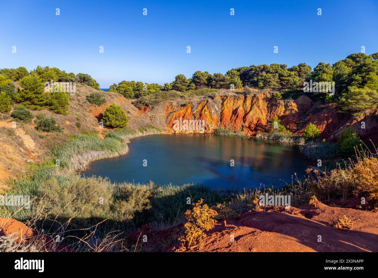 Laghetto di cava di bauxite a Otranto, provincia di Lecce, Puglia, Italia Foto Stock