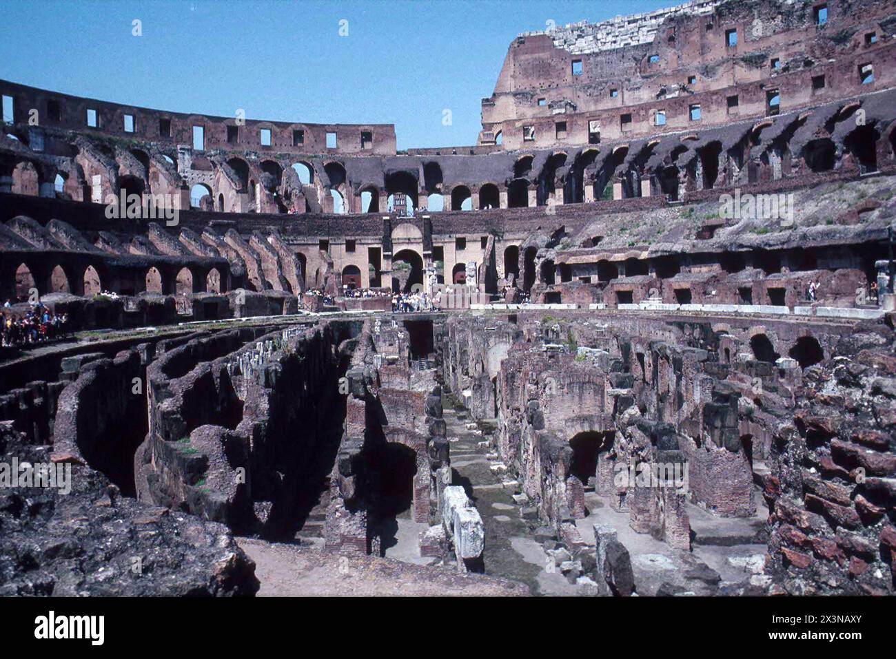 Colosseo con turisti, Roma, Italia Foto Stock