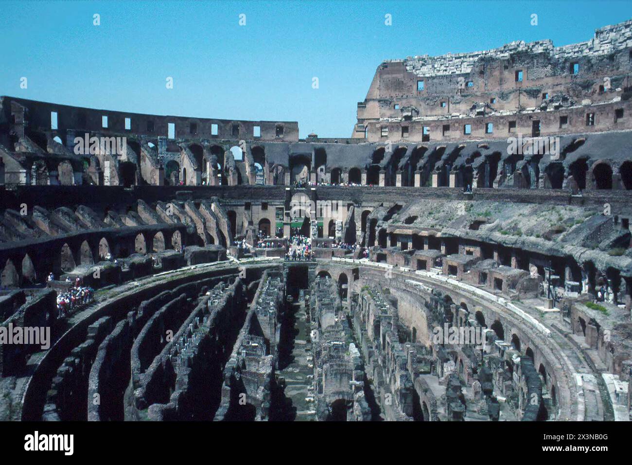 Colosseo con turisti, Roma, Italia Foto Stock