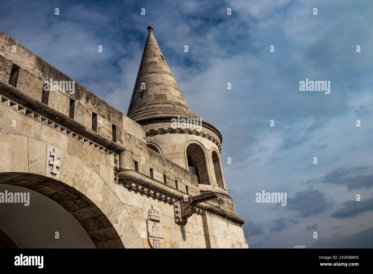 Bastione dei pescatori a Budapest (ungherese: Halszbstya), struttura con sette torri che rappresentano le tribù magiare, una gemma neoromanica Foto Stock