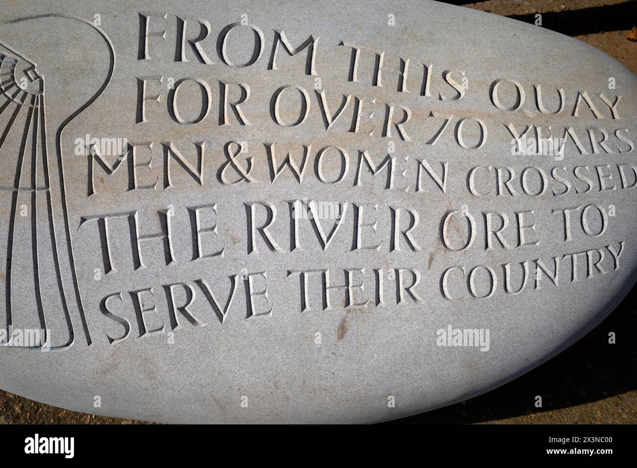 Una pietra commemorativa dedicata alle persone che lavoravano per l'establishment del Ministero della difesa a Orfordness Suffolk Regno Unito Foto Stock