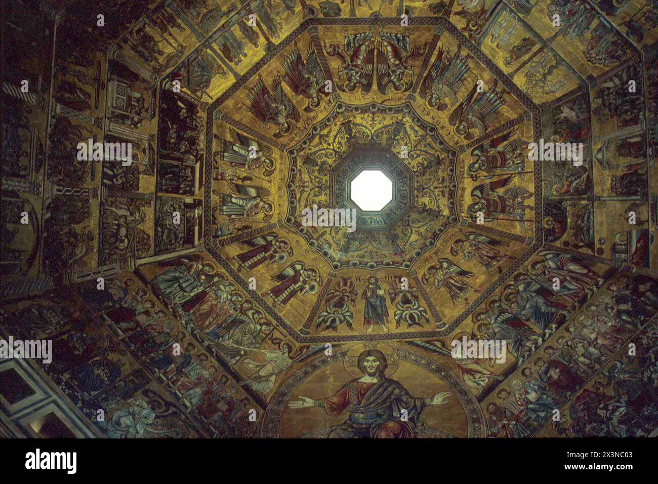 Soffitto a mosaico, Battistero di Firenze, realizzato nel 1992, Firenze, Italia Foto Stock