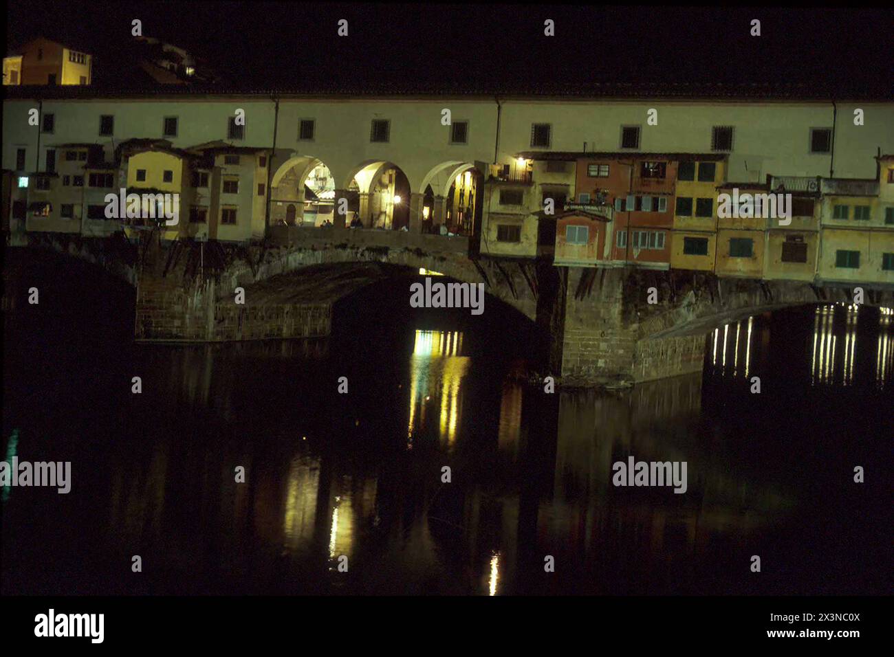 Ponte Vecchio sul fiume Arno di notte, preso nel 1992, Firenze, Italia Foto Stock