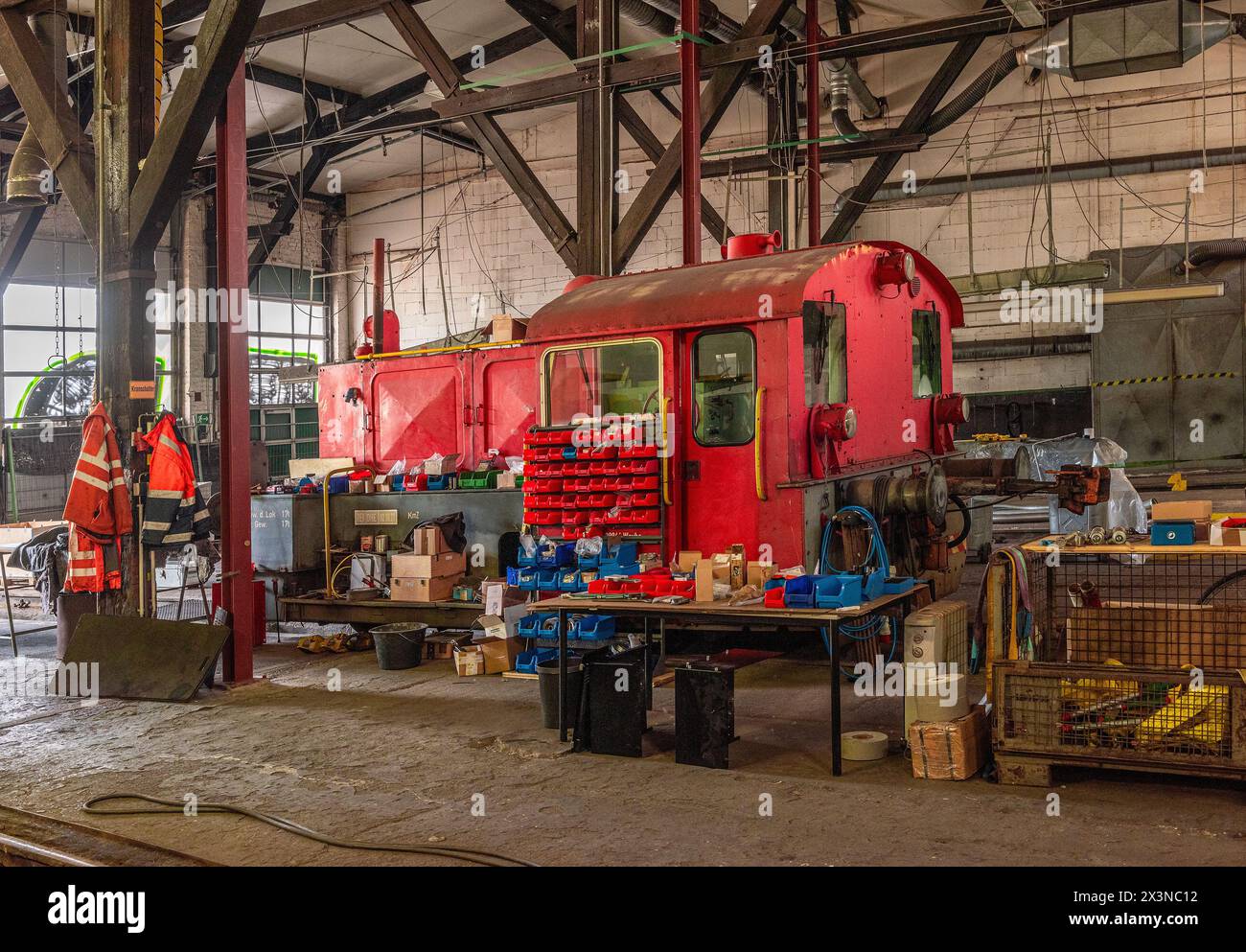 Vecchio treno per la riparazione nella sala di servizio Foto Stock