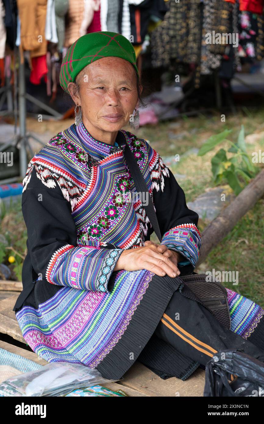 Donna Hmong nera al mercato CAN Cau nella provincia di Lao Cai, Vietnam Foto Stock