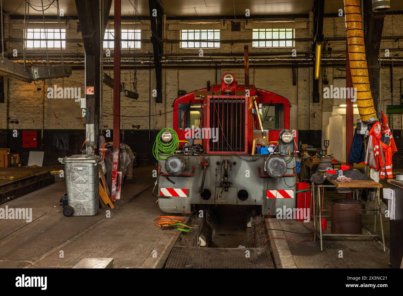 Vecchio treno per la riparazione nella sala di servizio Foto Stock
