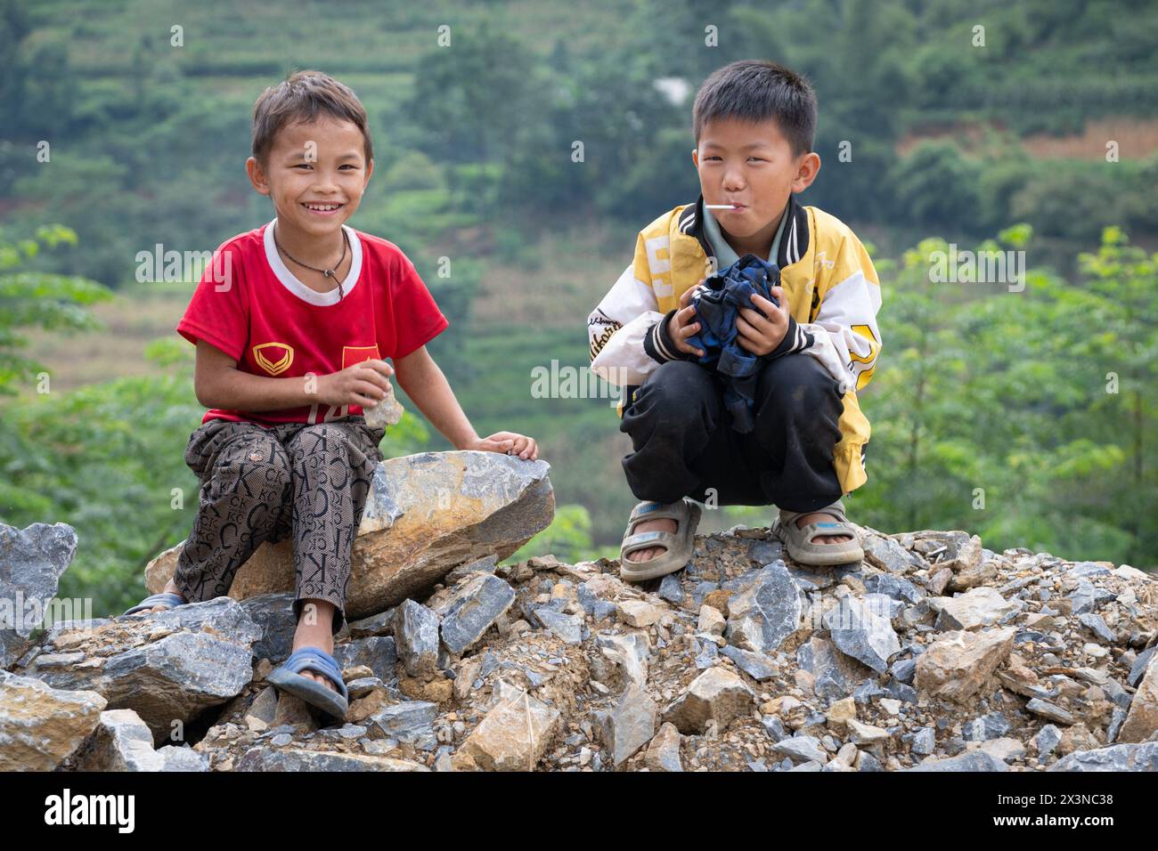 Due ragazzi felici che ridono, provincia di Lao Cai, Vietnam Foto Stock