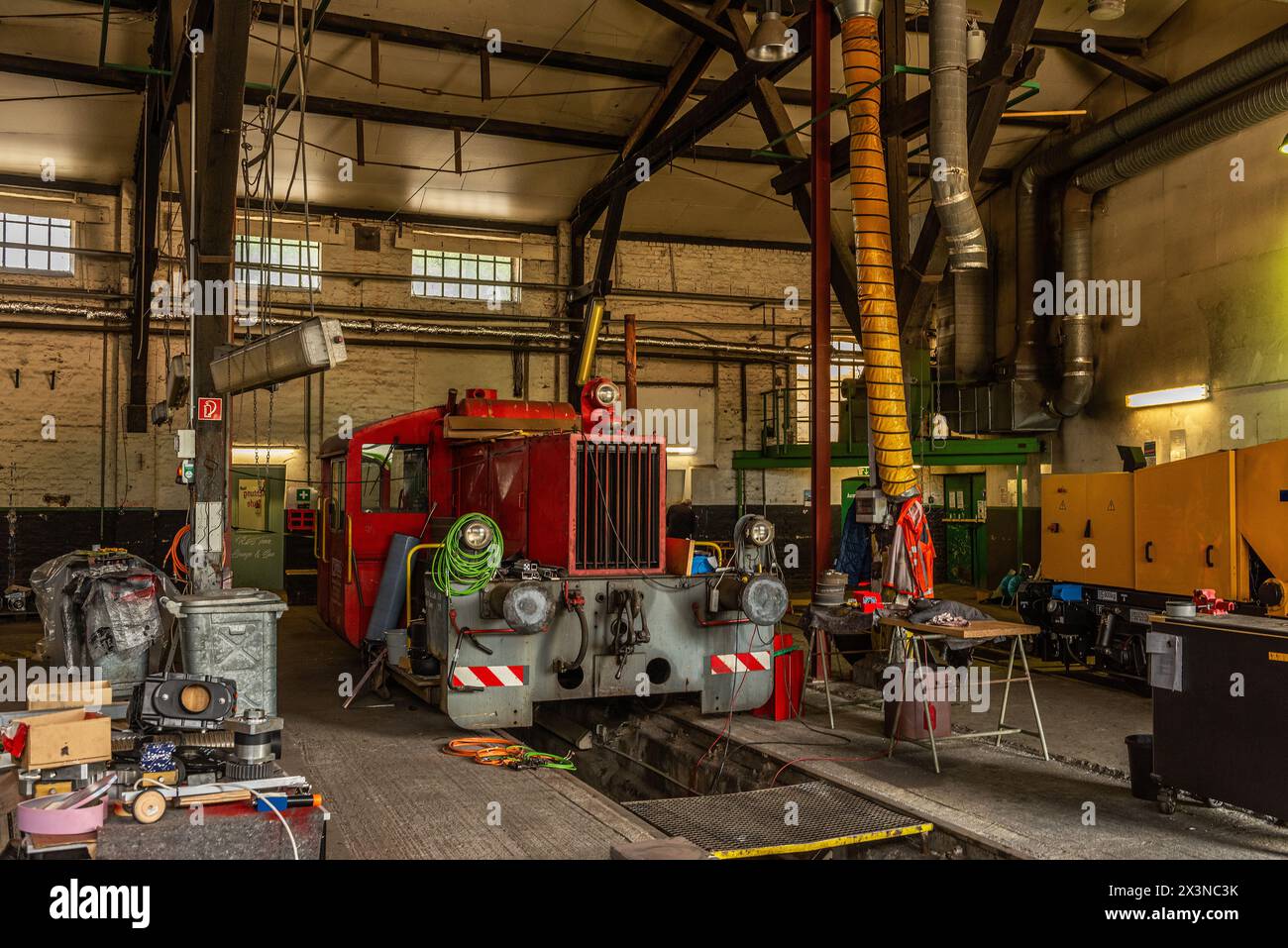 Vecchio treno per la riparazione nella sala di servizio Foto Stock