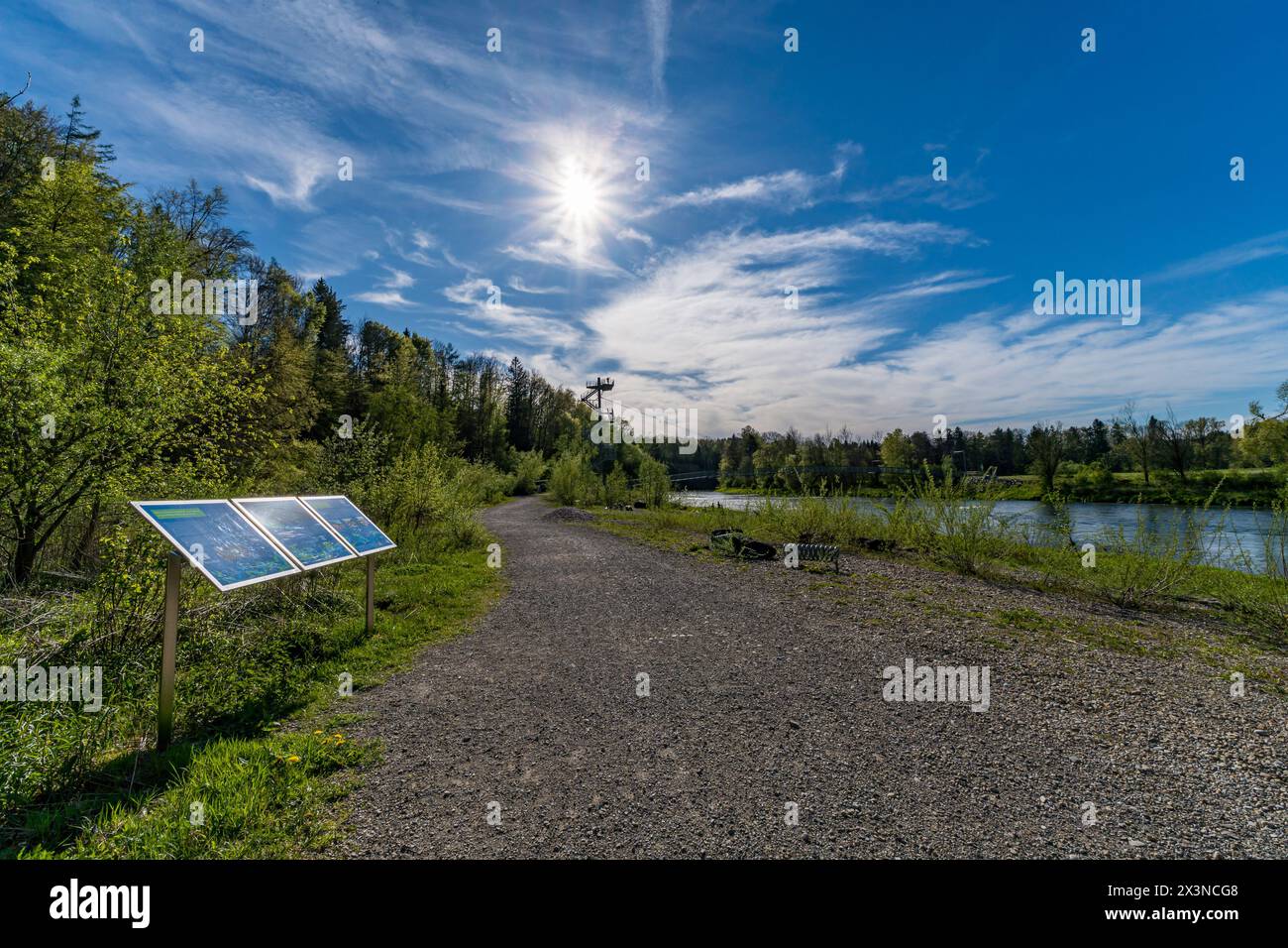 Fantastica escursione primaverile lungo l'Illerschleife con una piattaforma panoramica e le rovine del castello vicino ad Altusried Foto Stock